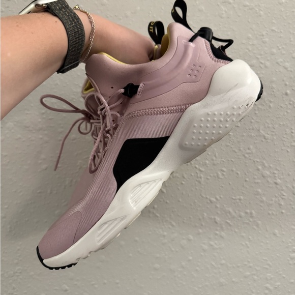 Nike Women’s Air Huarache Shoes - Picture 6 of 7